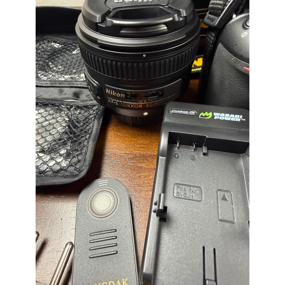 Nikon D3200 DSLR Camera Bundle 3 Lenses 18-55mm 55-300mm 50mm as-400 Flash - Picture 3 of 11